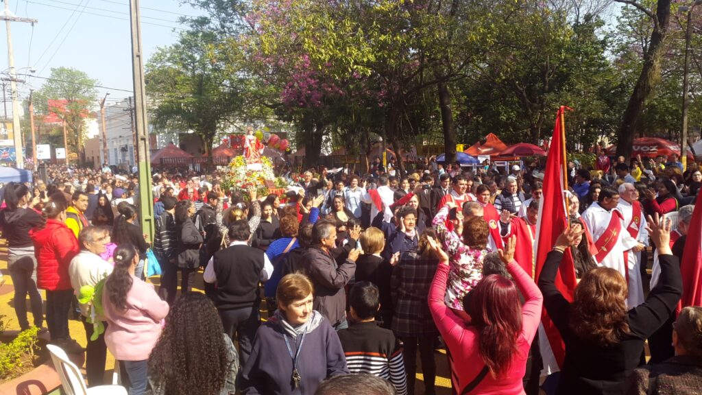 Durante la procesión de la imagen de San Lorenzo se pudo ver buena cantidad de fieles.