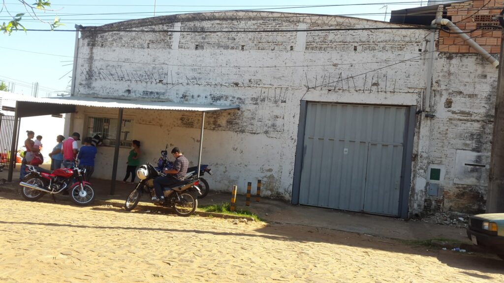 Ventanilla de cobro de la Aguatería La Familia en Calleí Virgen de los Remedios