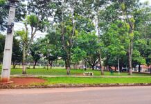 Cables sueltos en vereda de plaza generan preocupación en Los Nogales