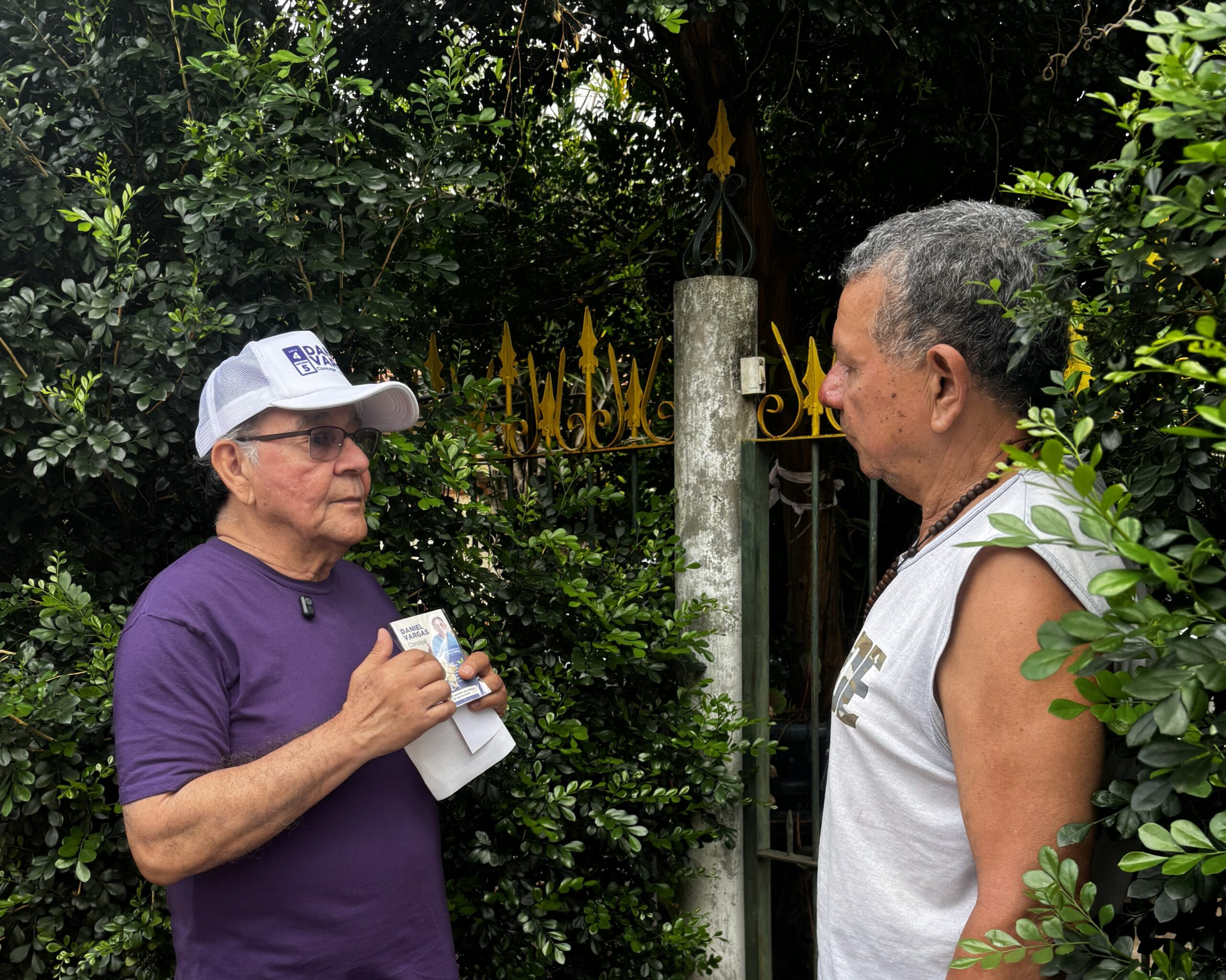 Daniel Vargas entrega semillas de tajy y copias de la ordenanza del pasaje interno durante su campaña en San Lorenzo